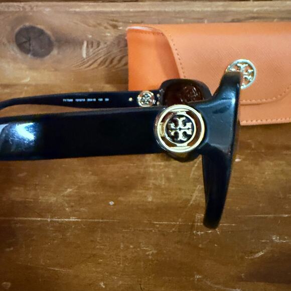 Tory Burch Eleanor Cat-Eye Sunglasses With Case - Picture 4 of 5